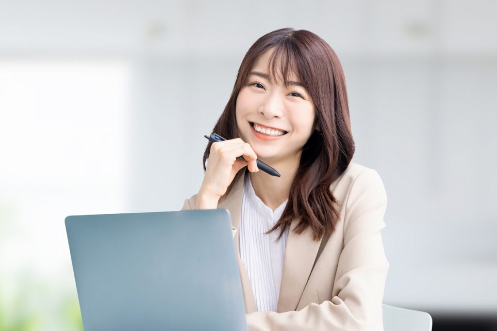 パソコンでVPNを利用する女性のイメージ ExpressVPNの使いやすさを示す写真