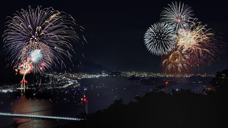 関門橋を背景に打ち上がる関門海峡花火大会2026の花火
