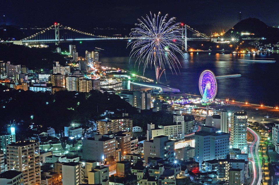 関門橋を背景に打ち上がる関門海峡花火大会2026の花火