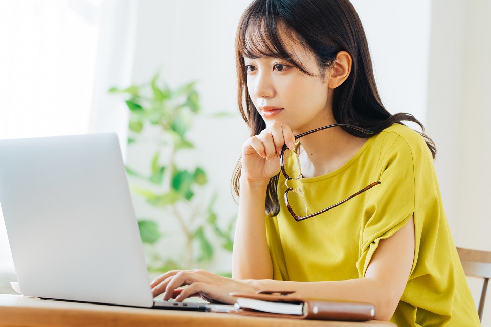 レンタルサーバーの口コミや評判を調査するイメージ