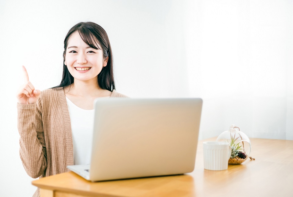 自分に最適なWordPressサーバー選びを案内する女性のイメージ